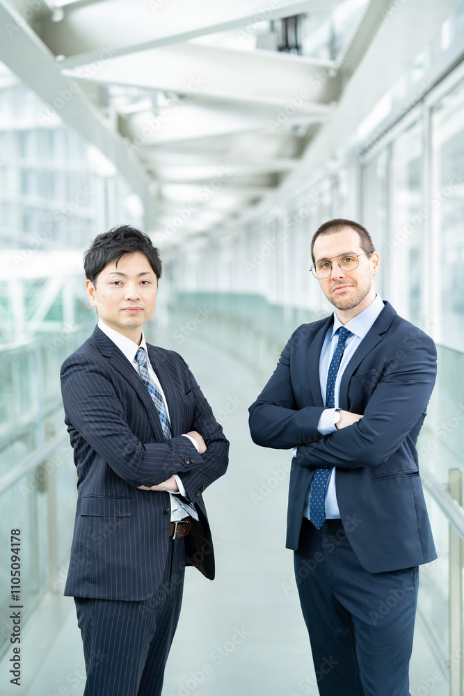 アジア人とヨーロッパ人のビジネスマン