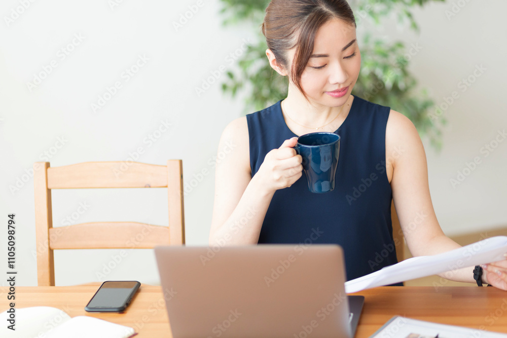 在宅ワークする女性