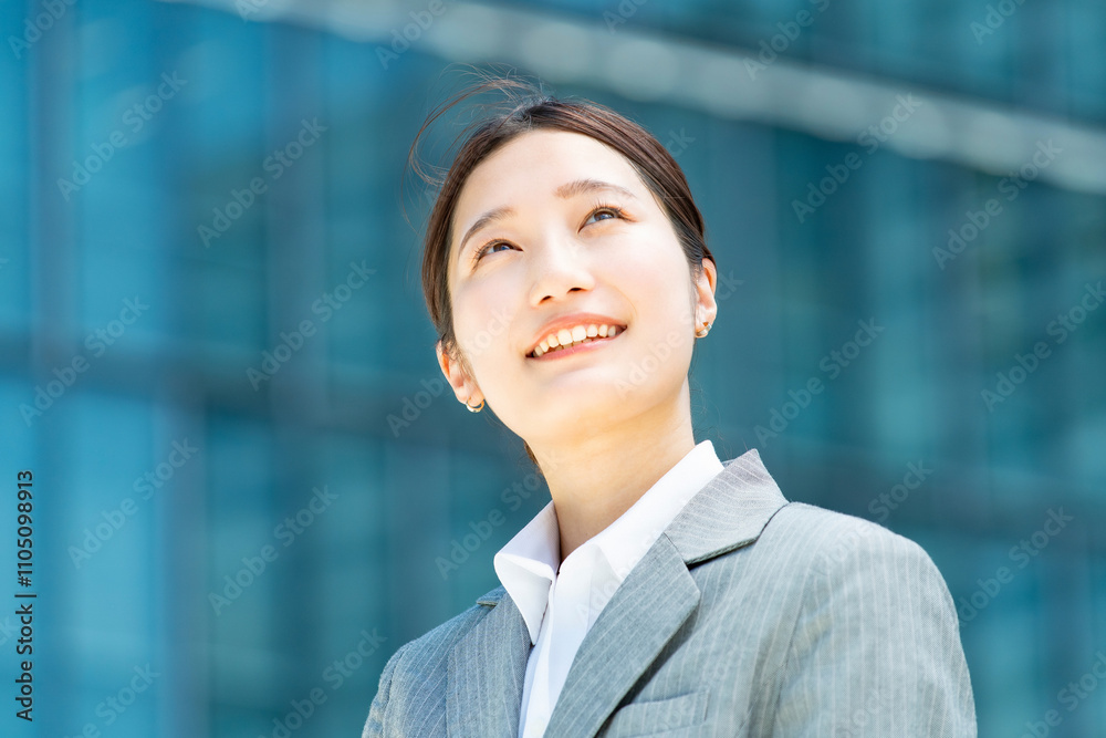 オフィス街でのビジネスウーマンのポートレート