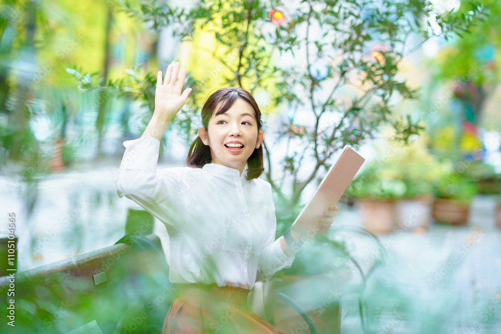 手を振るビジネスウーマン