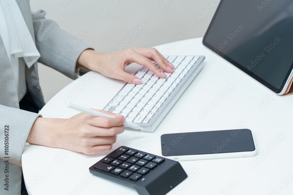 パソコンのキーボードを打つ女性の手元 パソコンのキーボードを打つ女性の手元