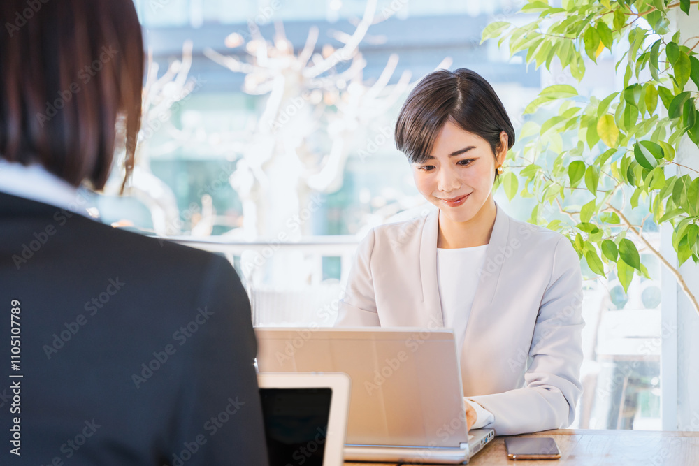 働く女性のイメージ（ビジネス・2名・30代）