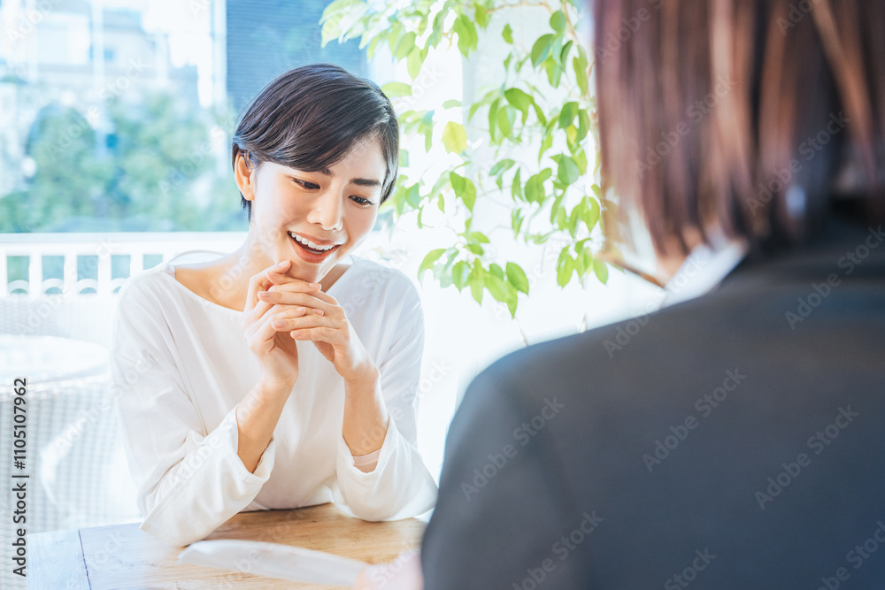 説明を聞く女性(提案・商談・顧客) 説明を聞く女性(提案・商談・顧客)