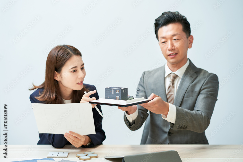 住宅の設計を計画するビジネスマン 住宅の設計を計画するビジネスマン
