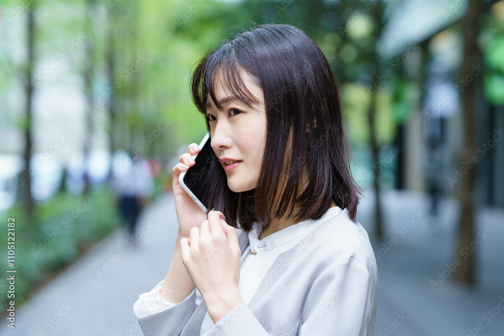 Fototapeta premium 困った表情で電話するビジネスウーマン