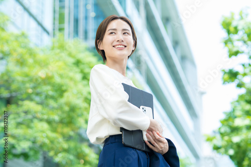 空を見上げる女性（ビジネスウーマン）