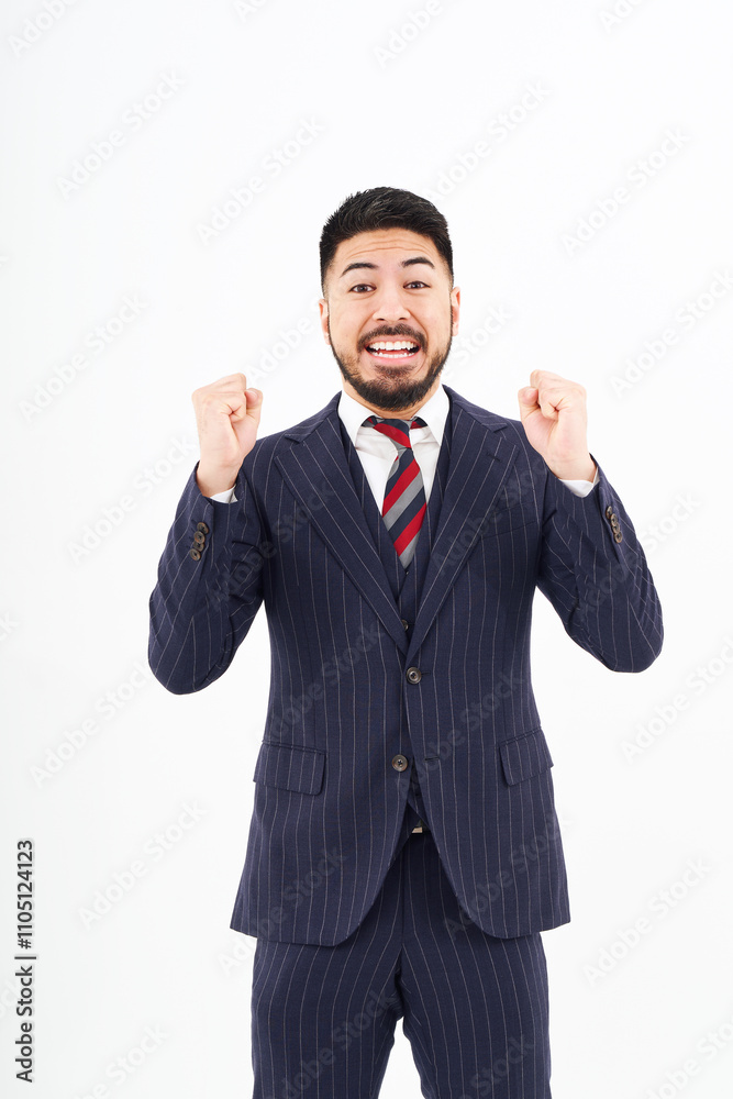 ガッツポーズをするスーツ姿の男性