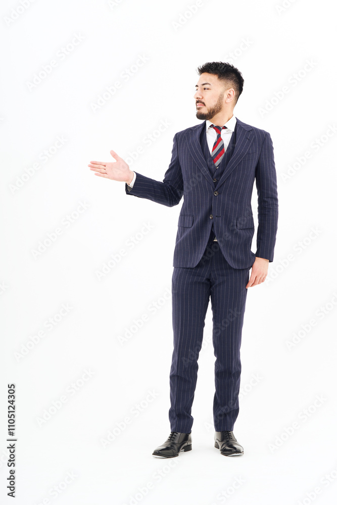 案内のポーズをするスーツ姿の男性 案内のポーズをするスーツ姿の男性