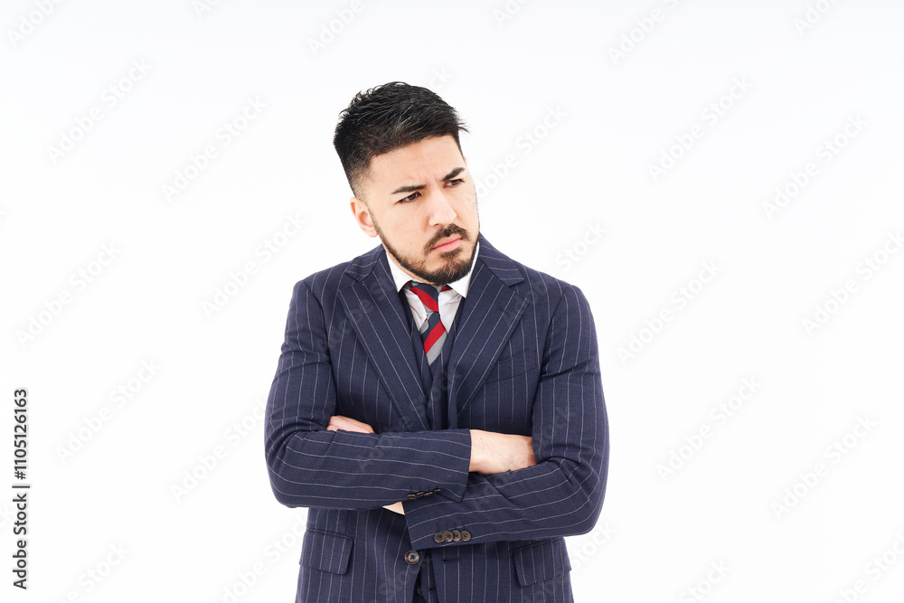 考え込むポーズをするスーツ姿の男性