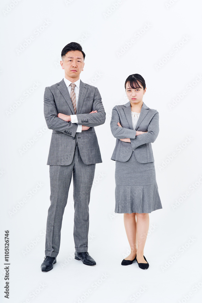 ストレスを抱えた表情をするスーツ姿の男女