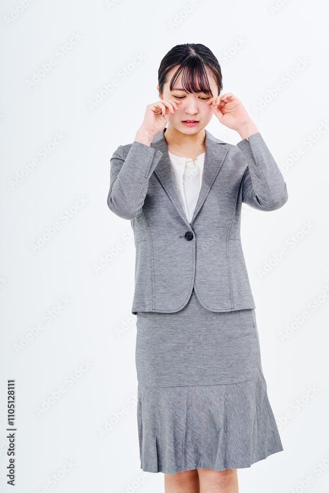 悲しんでいるスーツ姿の女性