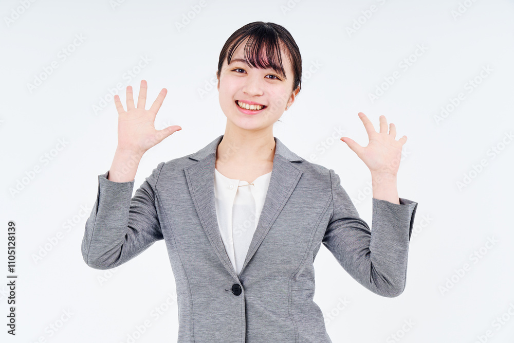 笑顔のスーツ姿の若い女性 笑顔のスーツ姿の若い女性