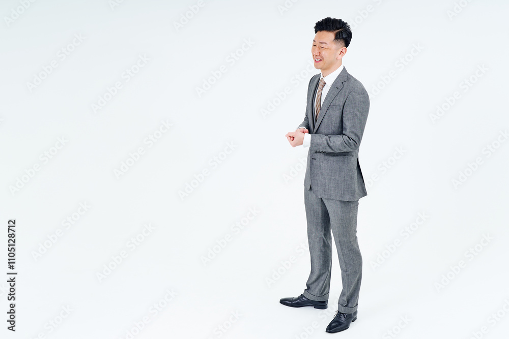 グレーのスーツ姿の男性 グレーのスーツ姿の男性