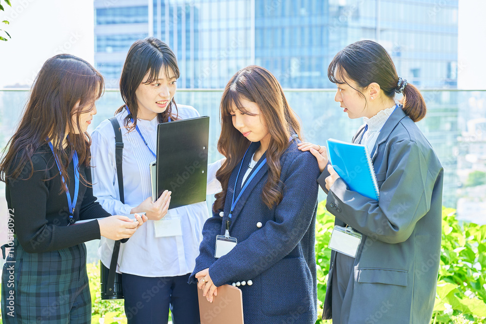 落ち込んだ女性を励ます女性達 落ち込んだ女性を励ます女性達