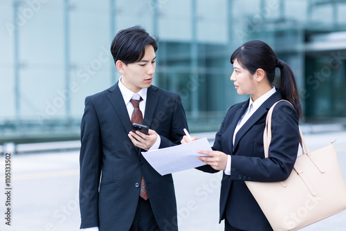 話しながら歩く男女