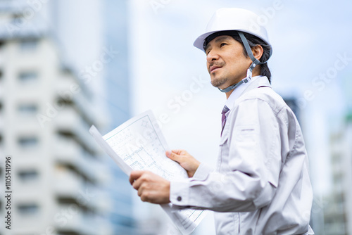 Naklejka 設計図を見る男性