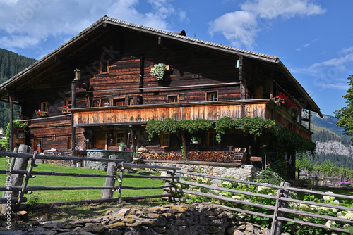 Obraz na płótnie Altes Bauernhaus im Pinzgau | Österreich w salonie