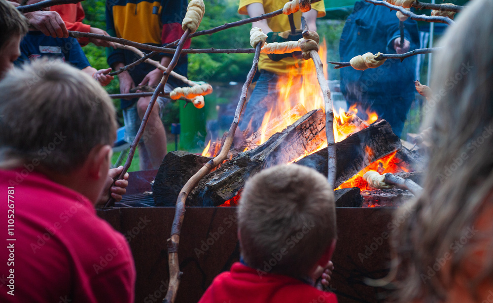 Stockbrot über einem Lagerfeuer Stockbrot über einem Lagerfeuer