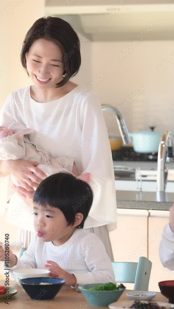 明るいダイニングで食事をする笑顔で過ごす親子の縦動画のクローズアップの4人家族