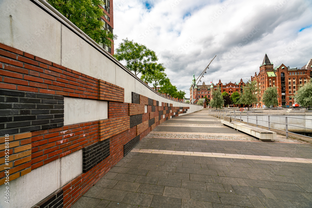 Obraz premium Scenic Summer Walkway Along the Canal in Hamburg, Germany