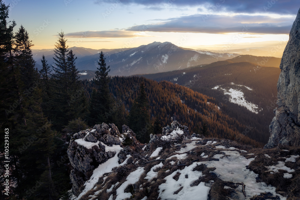 Obraz premium Sunset on a winter evening in the Rarau Mountains
