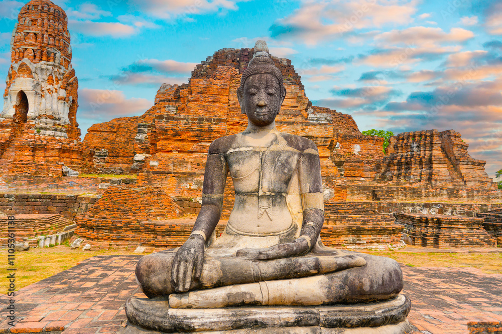 Buddha statue in Wat Mahathat temple Buddha statue in Wat Mahathat temple