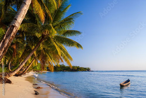 Foto Beach and traditional fishing pirogue, ile aux Nattes (Sainte Marie), Madagascar