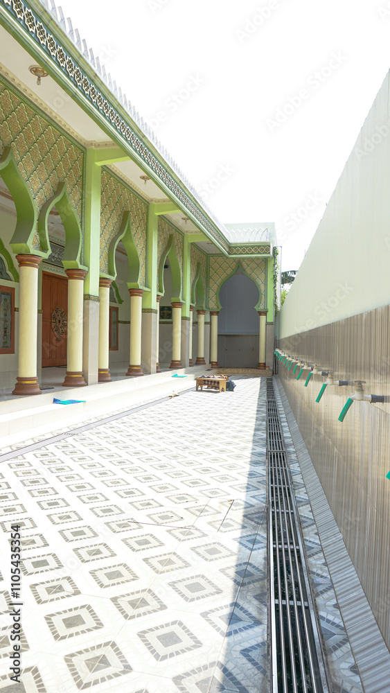 Obraz premium The background corner of the mosque is close to the ablution area, the mosque has a green nuance