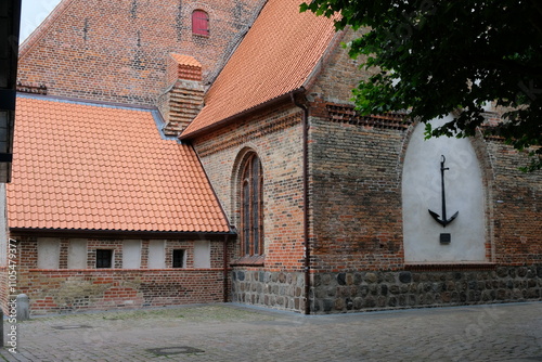 FU 2022-07-25 EckAnkunft 269 Am Gebäude sind viele Ecken und Winkel photo