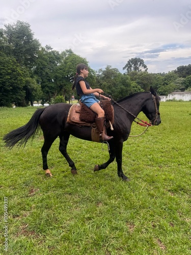 garota anda de cavalo no bosque  photo