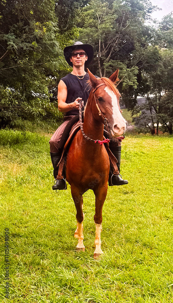 vaqueiro anda de cavalo 