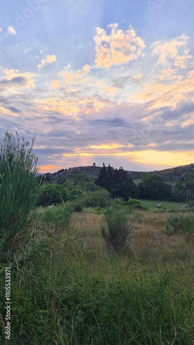 Coucher de soleil sur la Vieille Tour au pied de la colline de Rennes-le-Château photo