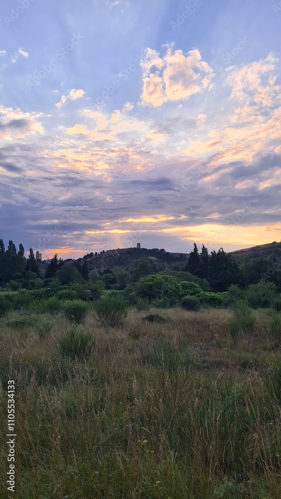 Coucher de soleil sur la Vieille Tour au pied de la colline de Rennes-le-Château Coucher de soleil sur la Vieille Tour au pied de la colline de Rennes-le-Château