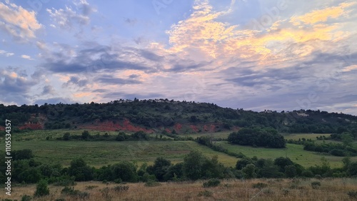 Coucher de soleil sur les collines de marne rouge de Rennes-le-Château photo