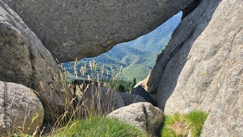 Point de vue sur la haute-vallée du Tech depuis les granites du Costabonne photo