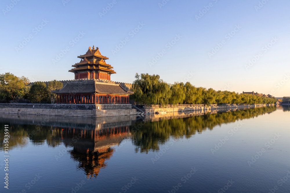 Obraz premium Beautiful water reflection of Forbidden City Corner Tower or Jiaolou in Beijing