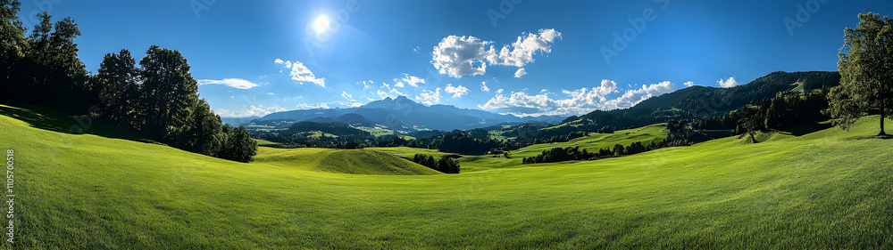 Panoramablick auf grünes Tal mit Bergen und klarem Himmel Panoramablick auf grünes Tal mit Bergen und klarem Himmel