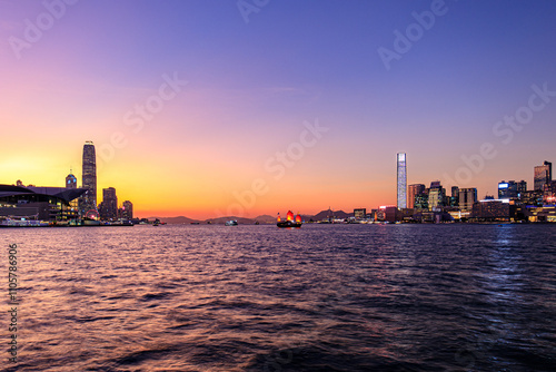 Canvas Print Breathtaking Sunset Over Victoria Harbour Featuring Traditional Chinese Sailing