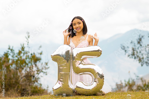 Momentos Vibrantes de una Quinceañera.Letras 3D y Burbujas en un Escenario Natural.aire libre.Momentos Vibrantes de una Quinceañera