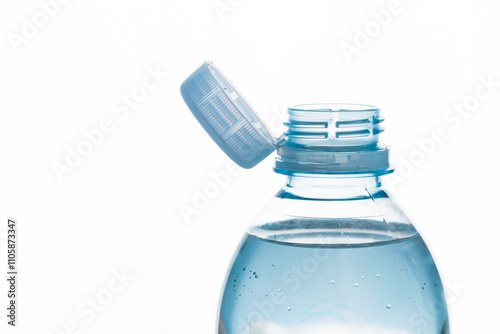 Foto Close up of new cap attached to plastic bottle, connected to the neck of the bottle by solid tab attached to safety ring