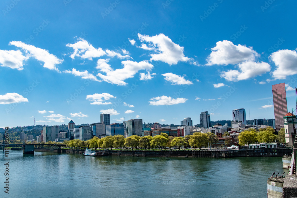 Obraz premium Portland, OR City Skyline on Sunny Summer Day