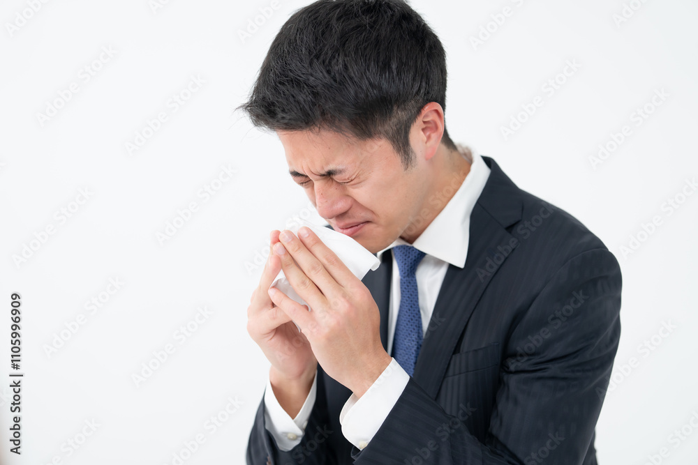鼻をかむ男性 鼻をかむ男性