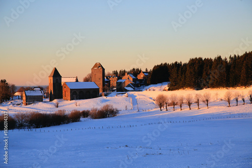 Cuadro en lienzo Le village de Aubrac sous la neige au lever de soleil