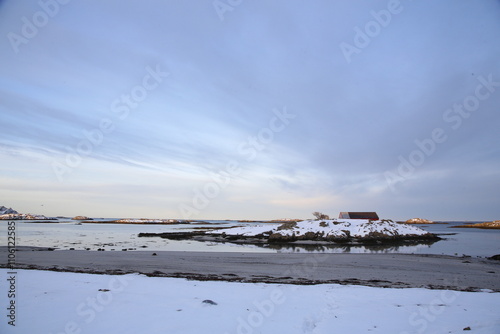 Spiaggia di Andenes all'alba in inverno, a nord dell'isola di Andoya. Norvegia del Nord. photo