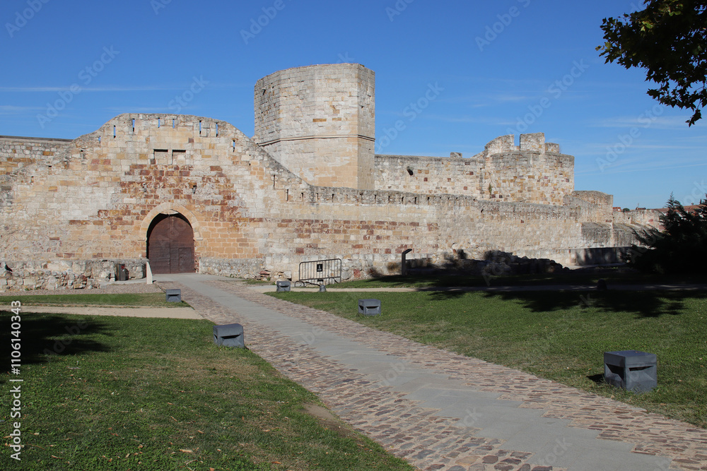Fototapeta premium ruined castle in zamora in spain