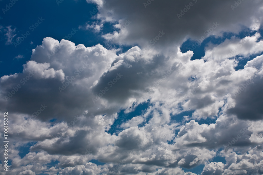 Obraz premium Blue Sky with Dramatic Clouds