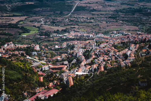 Obraz na płótnie A view of a small town at the foot of Serra da Estrela in Portugal, nestled among rolling hills and surrounded by scenic mountain landscapes. w salonie