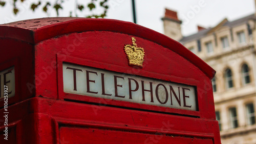 Cabine telefônica vermelha clássica de Londres, um símbolo da cidade, com sua estrutura icônica destacando-se no cenário urbano e representando a tradição britânica nas ruas de Londres