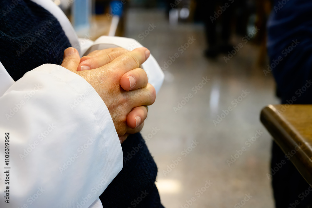 Obraz premium Close-up of the hands of an internal medicine doctor who clasps his hands together while resting at a restaurant during lunch break