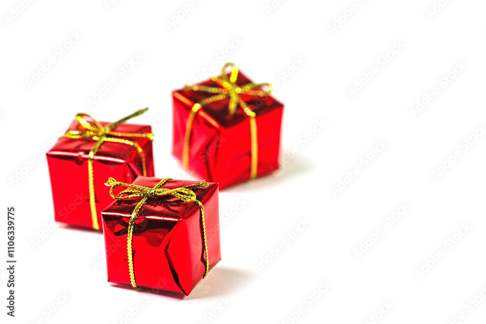 Geschenkepäckchen vor weißem Hintergrund Geschenkepäckchen vor weißem Hintergrund